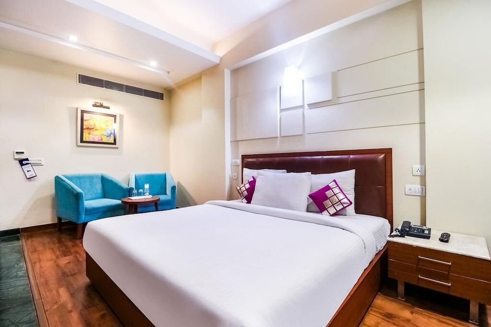 La Silver Leaf Elite Studio Suite