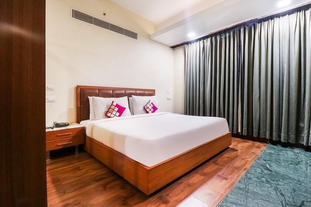 La Silver Leaf Club Double Room 4