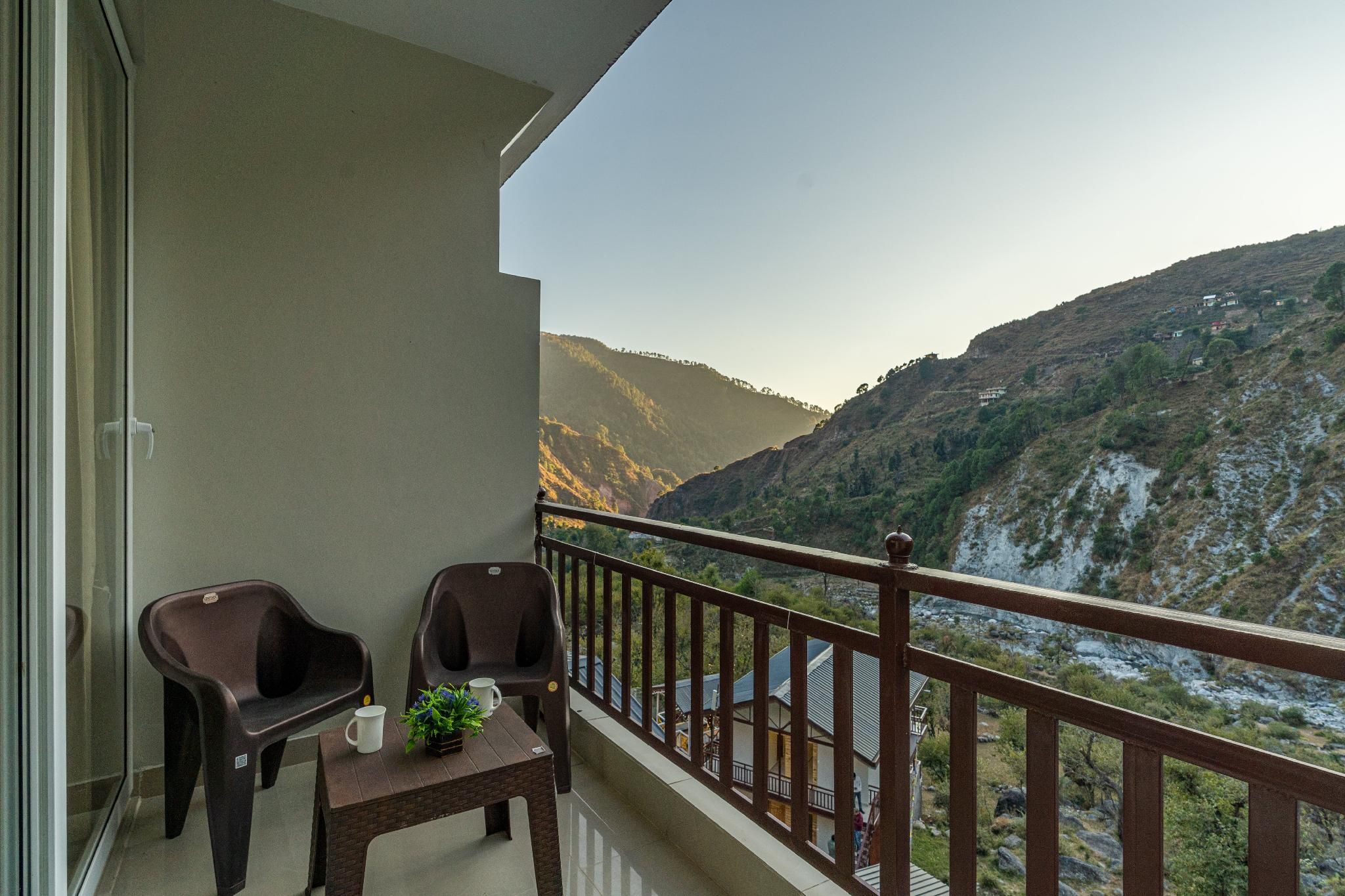 Deluxe Double Room with Balcony and Mountain view