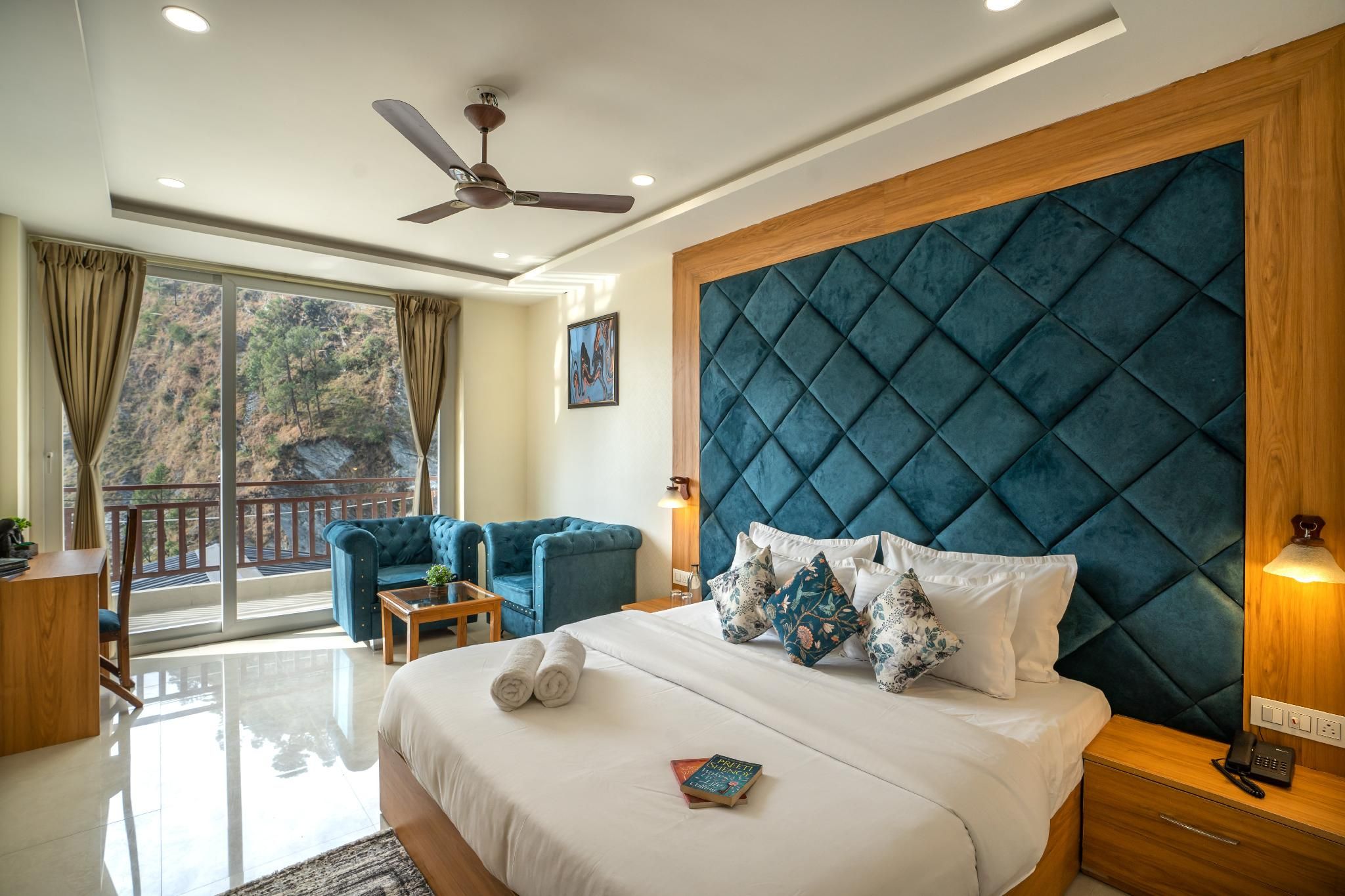 Deluxe Double Room with Balcony and Mountain view