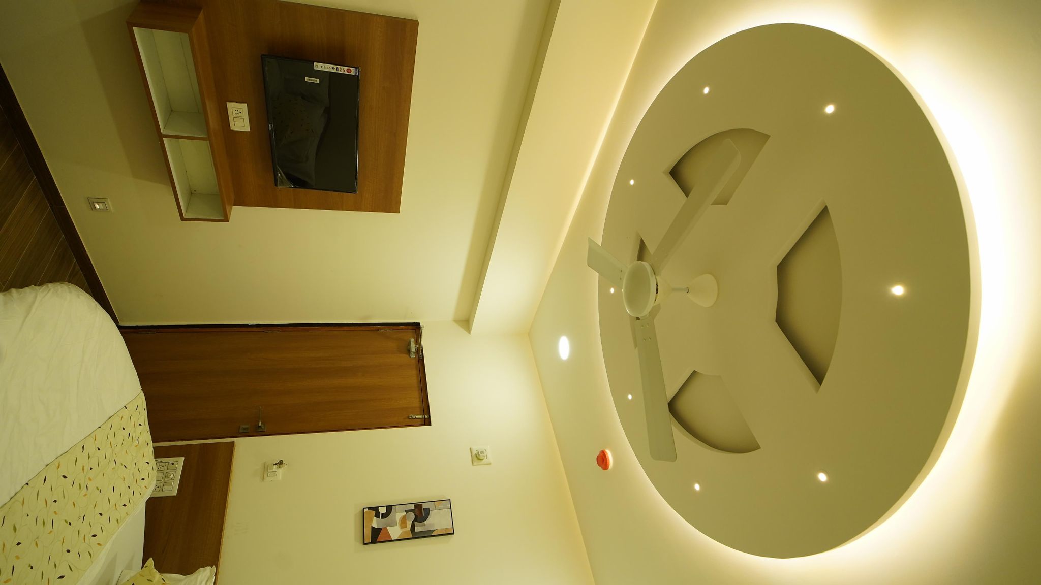 HOTEL RICHIE RICH DELUXE QUEEN ROOM 6