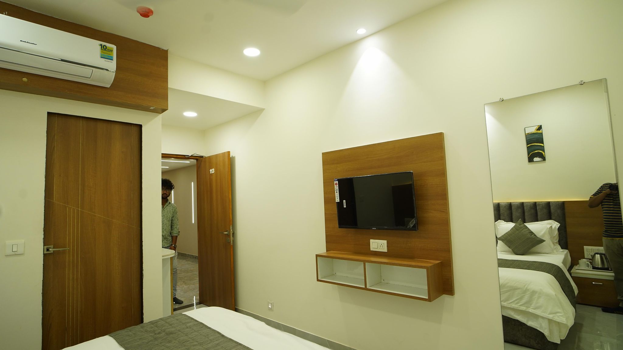 HOTEL RICHIE RICH DELUXE QUEEN ROOM 8