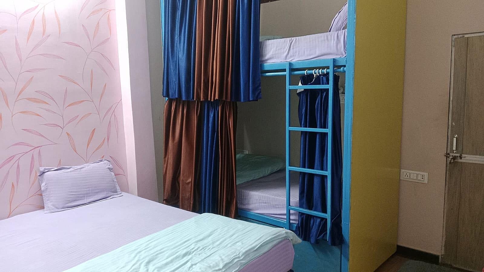 Nayee Haveli Guest House Lake View 3