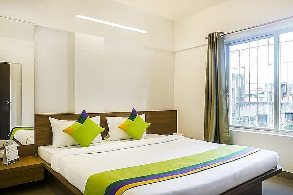 Treebo Luxe Suite, Shivaji Nagar Deluxe Double Room - Kotak - YCHS