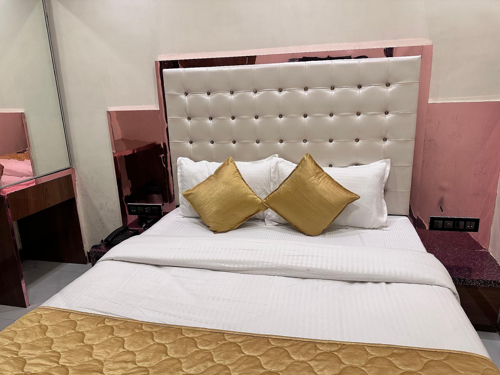 Hotel Airport Crown- Near Saki Naka Deluxe - Air Conditioning 3