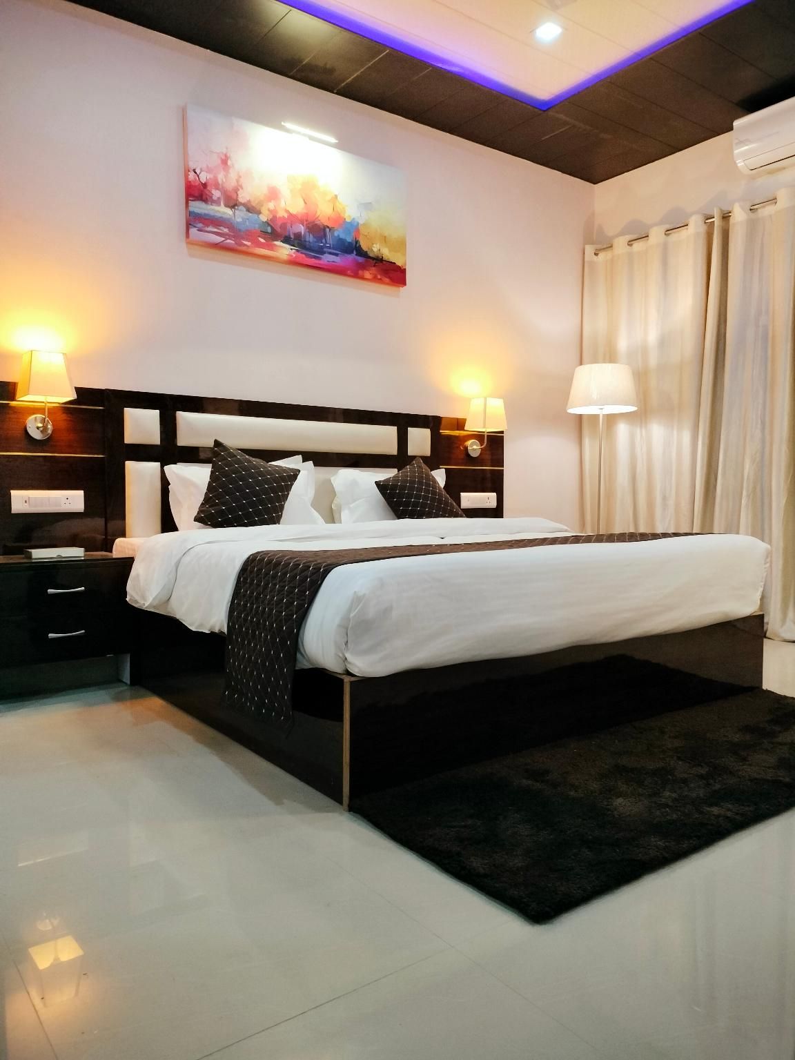 The RAI’S Palace - Hotel and Banquet Deluxe King Room 3