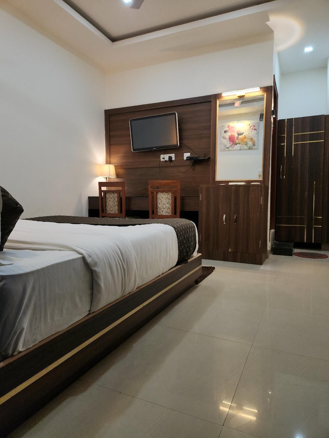 Deluxe Queen Room