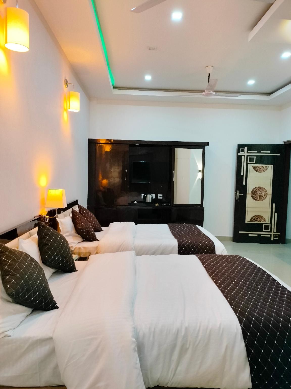 The RAI’S Palace - Hotel and Banquet Deluxe Double or Twin Room 2