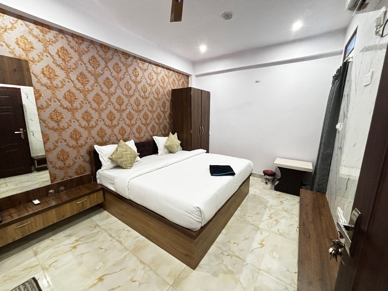 Hotel Vinayak Plaza Deluxe Double Bed 8