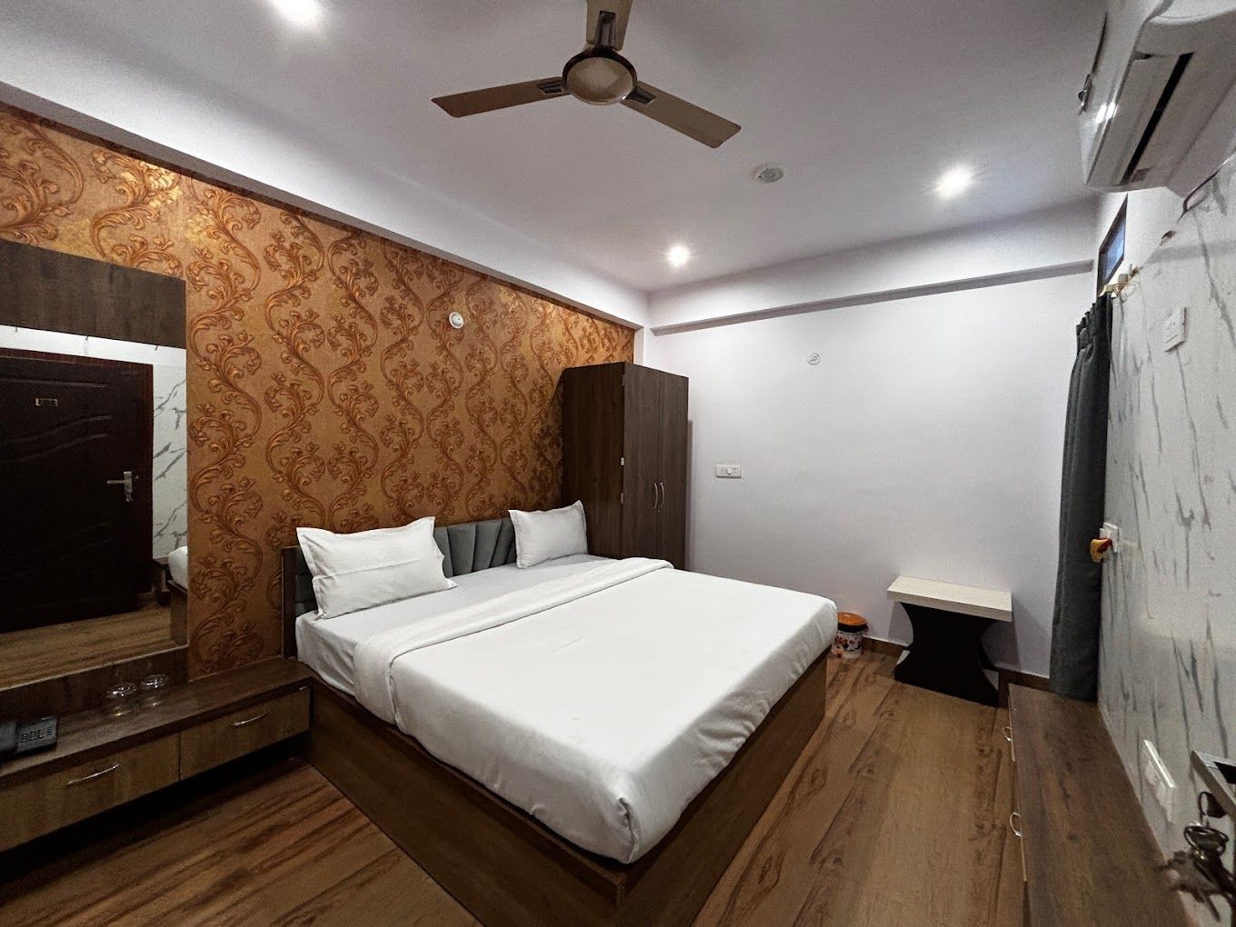 Hotel Vinayak Plaza Deluxe Double Bed 4