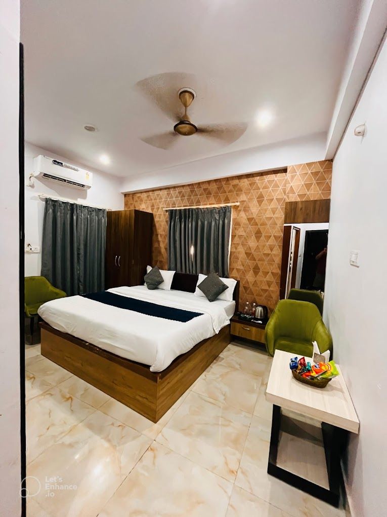 Hotel Vinayak Plaza Deluxe Double Bed 3