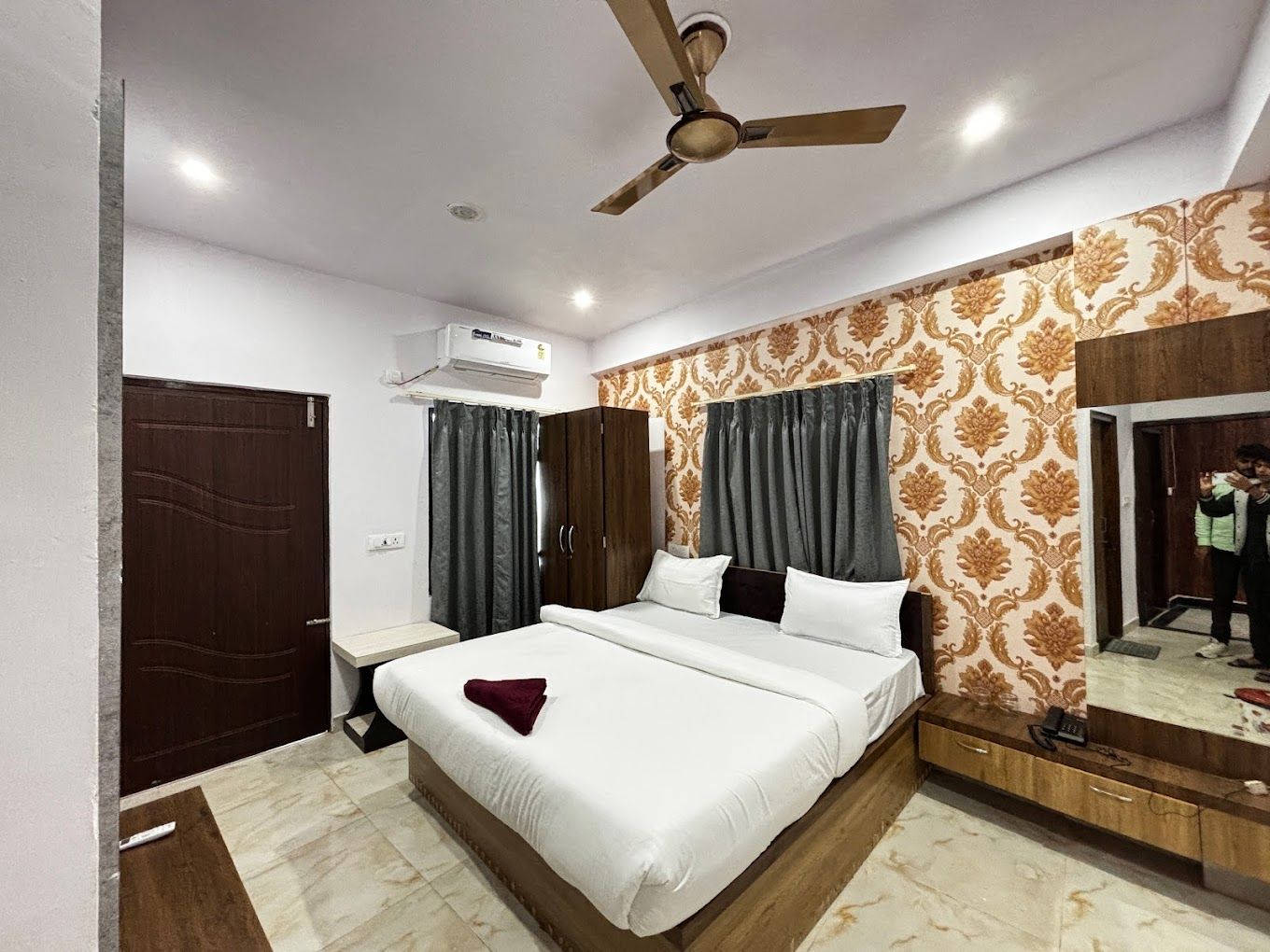 Hotel Vinayak Plaza Deluxe Double Bed 11
