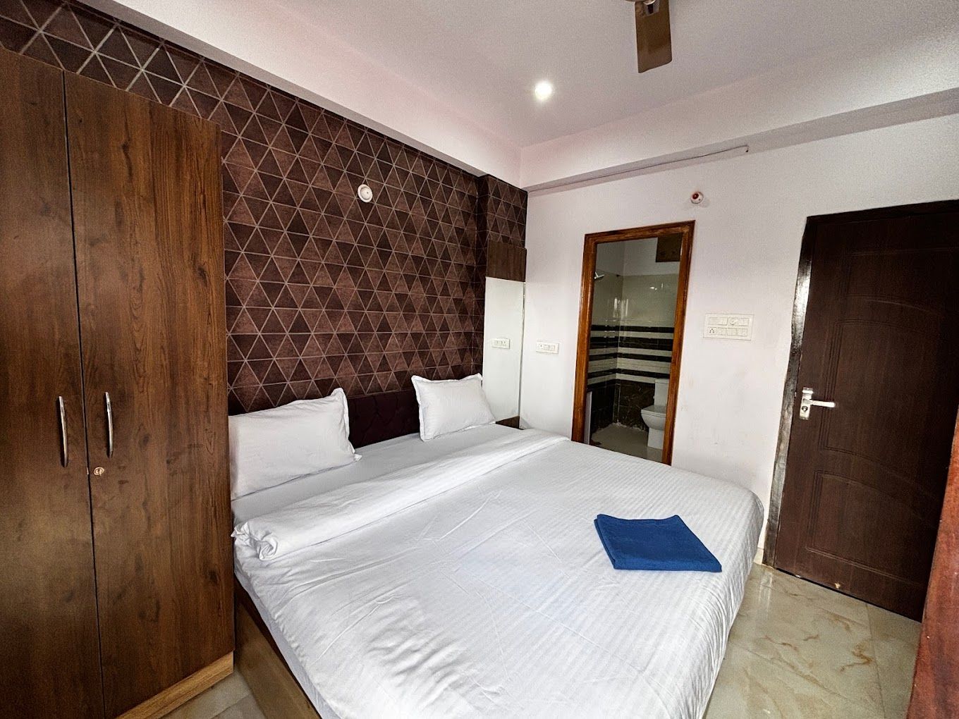 Hotel Vinayak Plaza Deluxe Double Bed 5