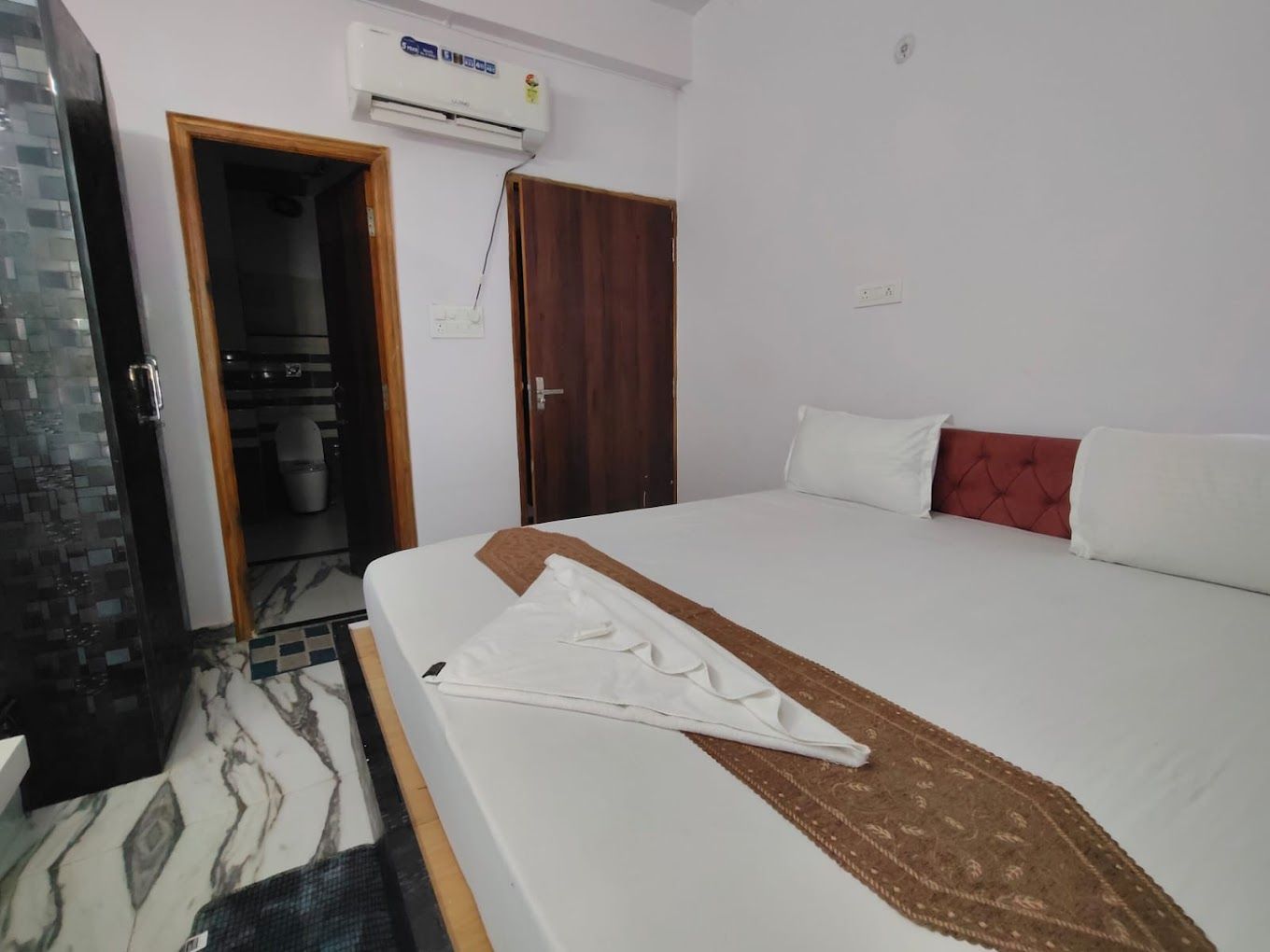 Hotel Vinayak Plaza Deluxe Double Bed 2
