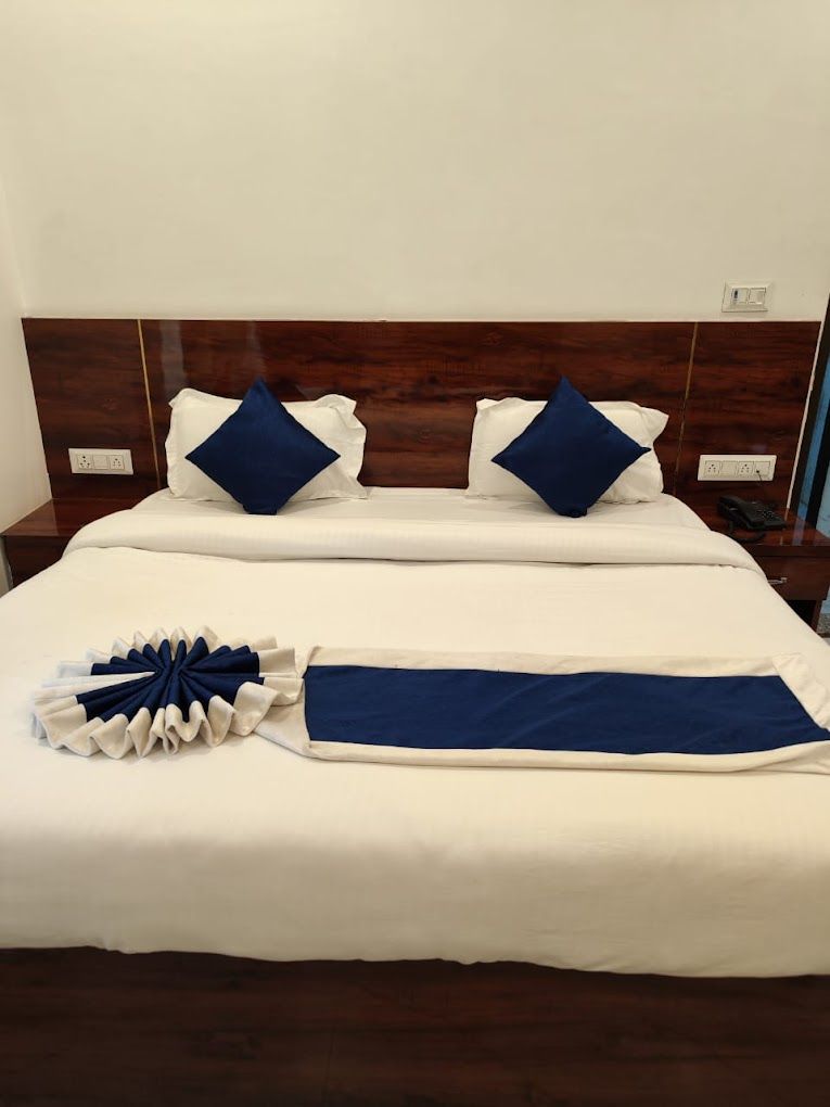 Hotel Vinayak Plaza Deluxe Double Bed 7