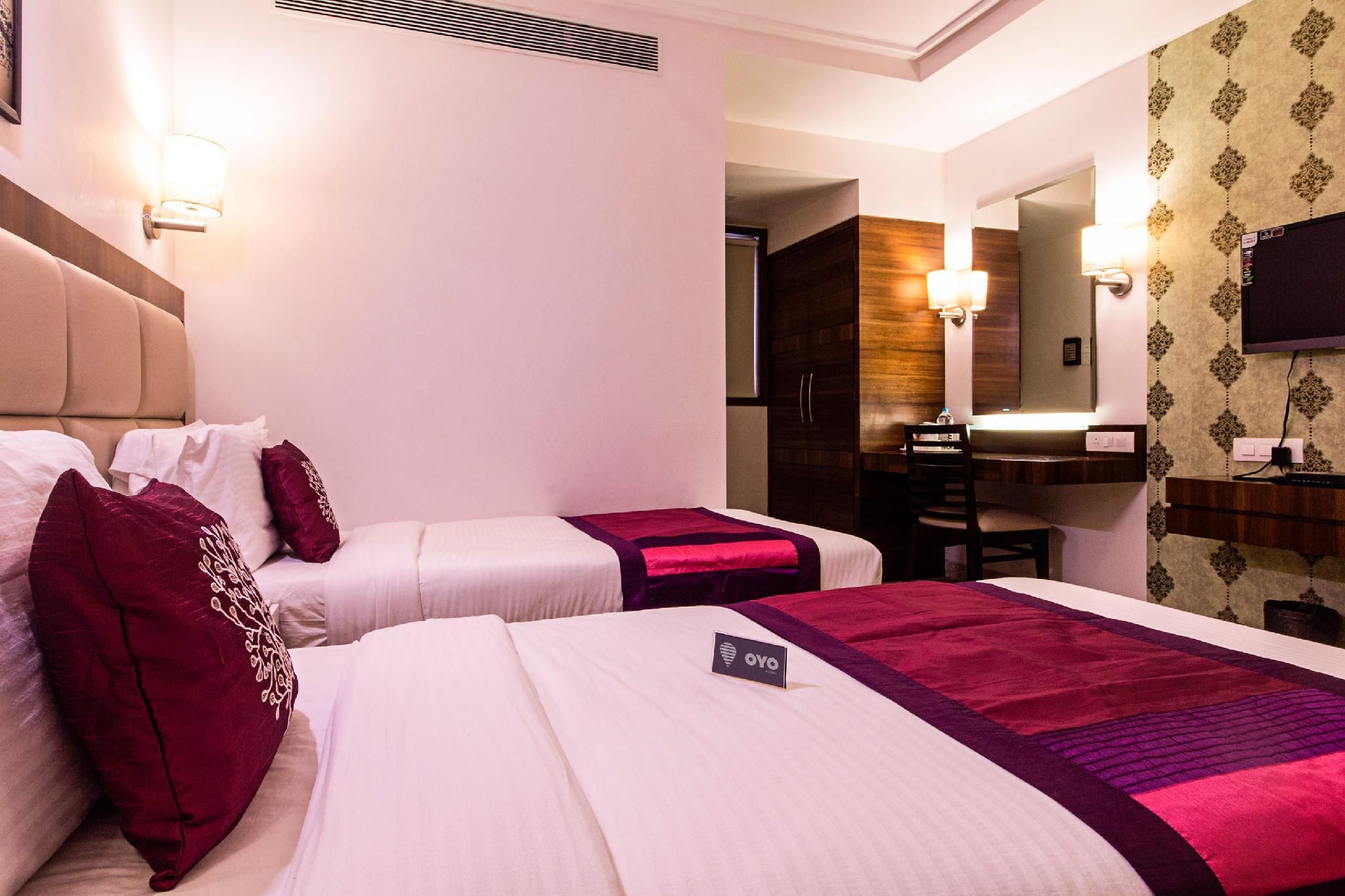 OYO 1033 Hotel Better Home International Deluxe Double or Twin 3