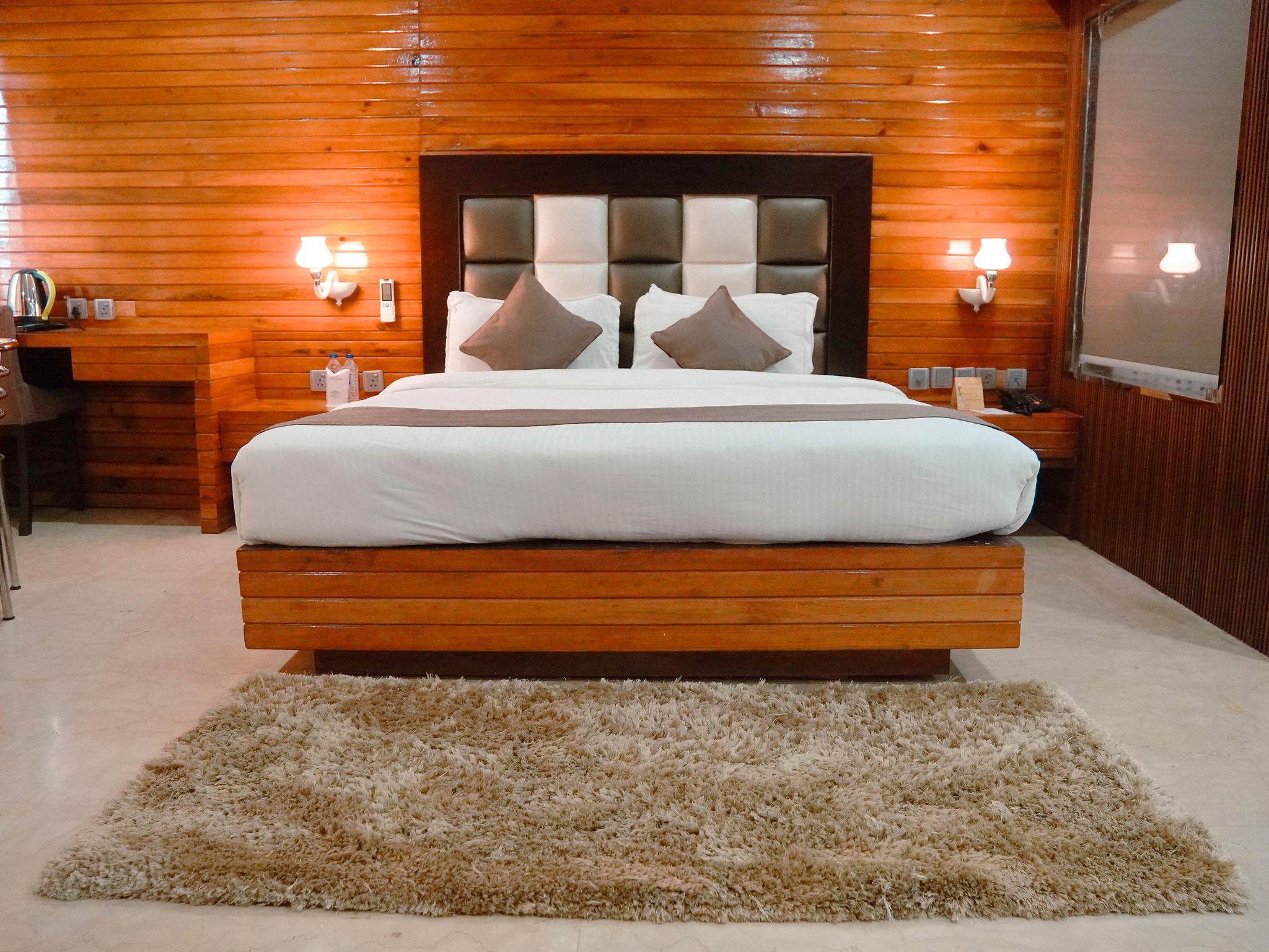 EXECUTIVE SUITE ROOM