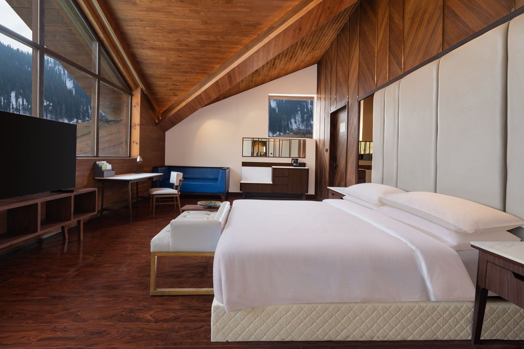 Deluxe, Suite, 1 King, Mountain view