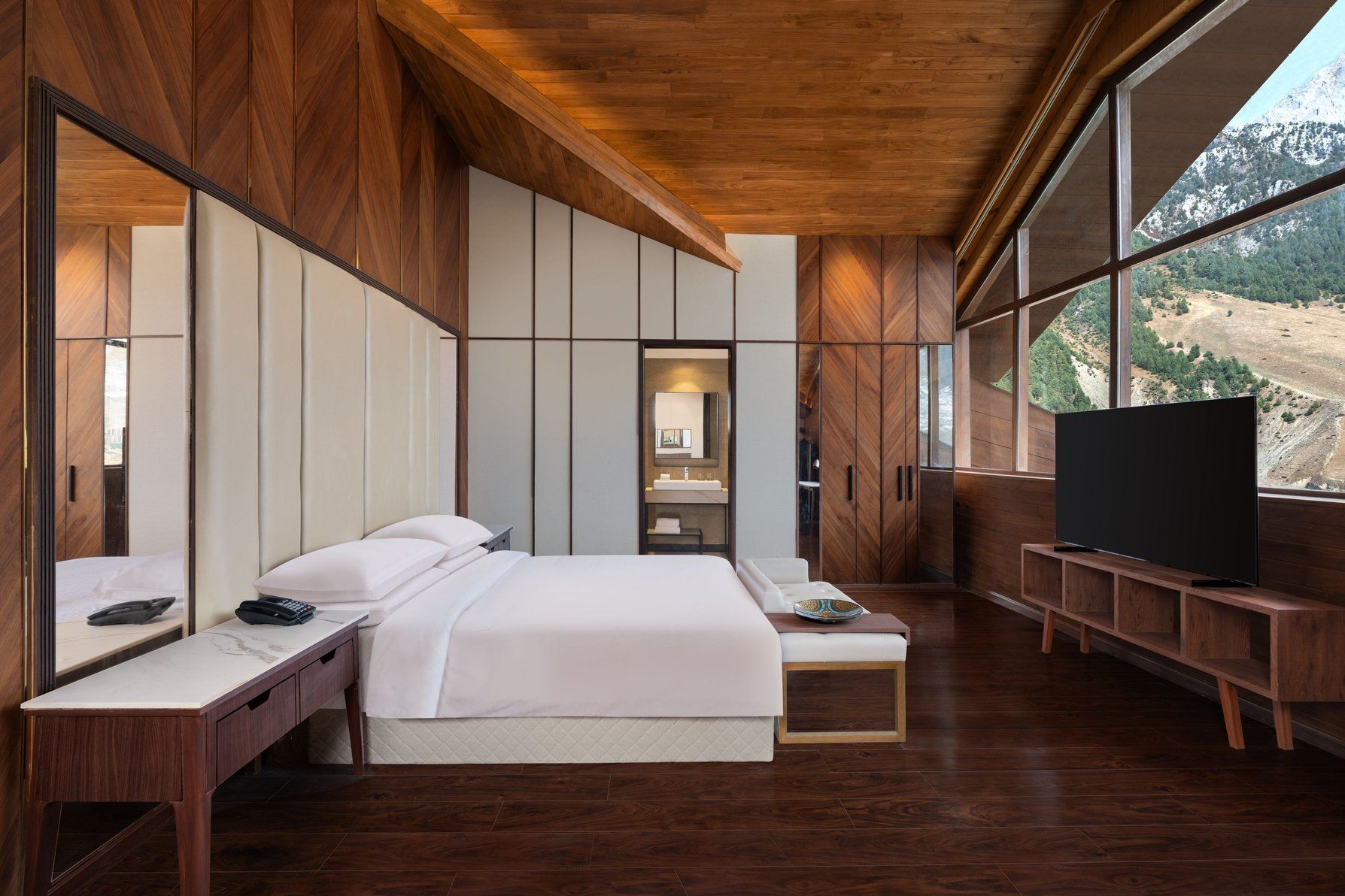 Deluxe, Suite, 1 King, Mountain view