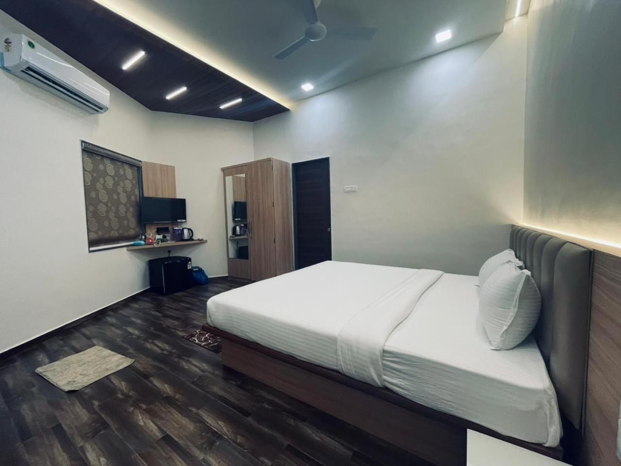 D Green Village Resort Premium AC Room 5