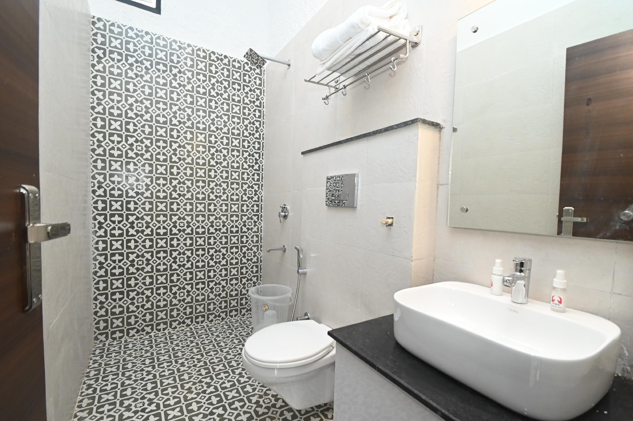 Hotel Navtara Deluxe Room 3