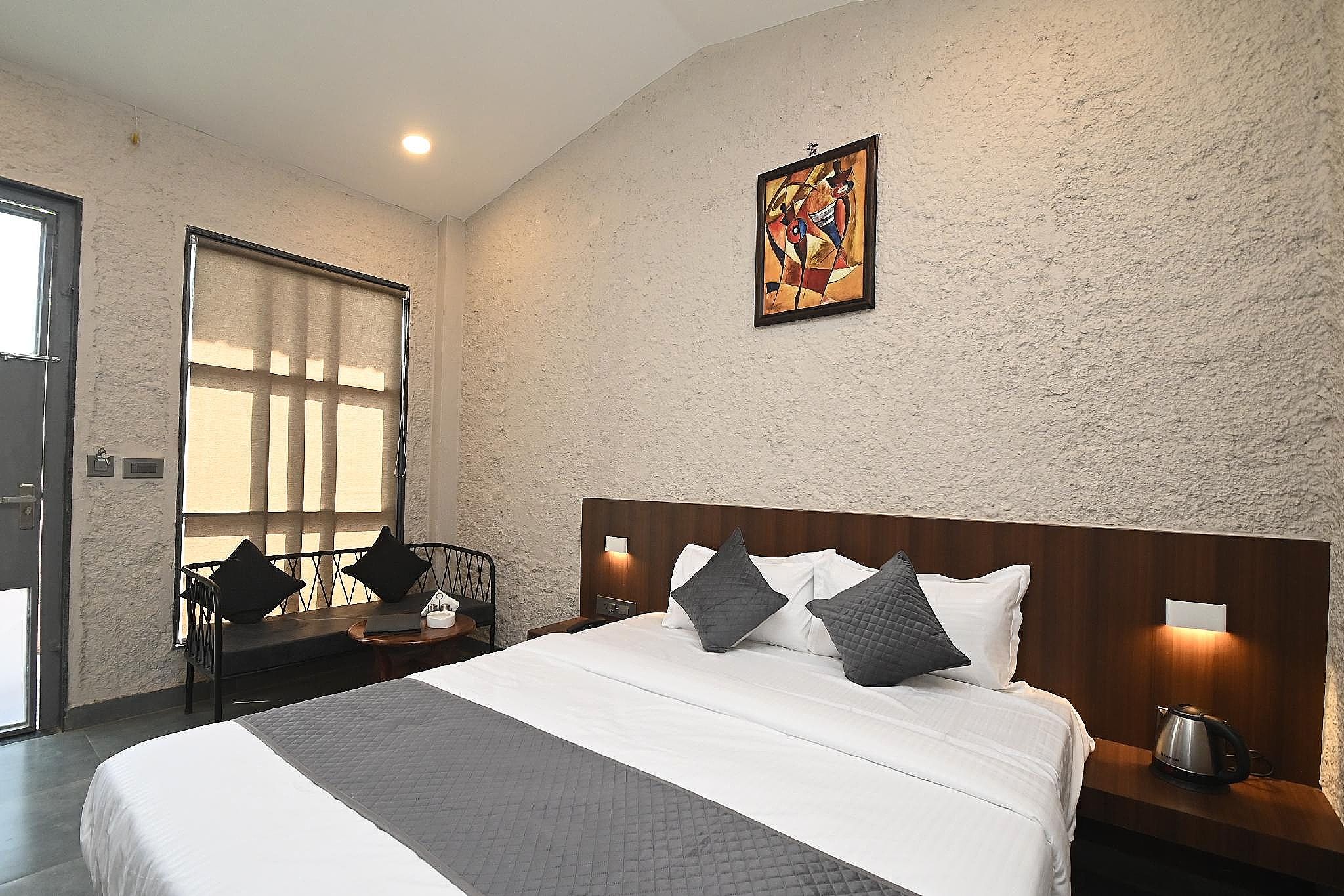 Hotel Navtara Deluxe Room 2