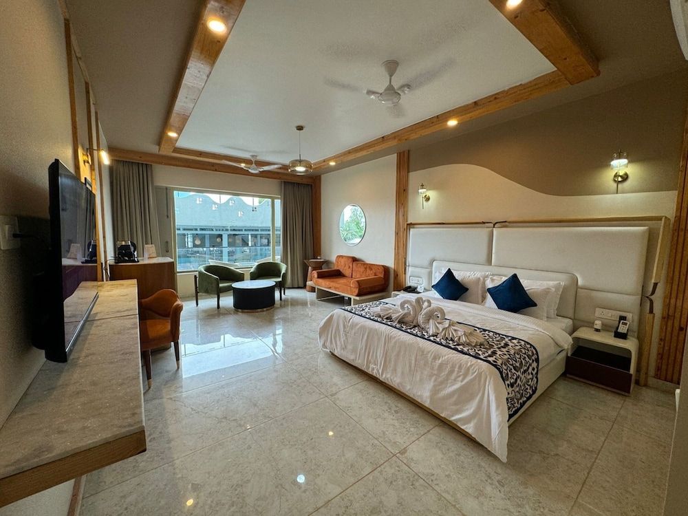 Grand Continent Morjim The Grand Deluxe Room 2