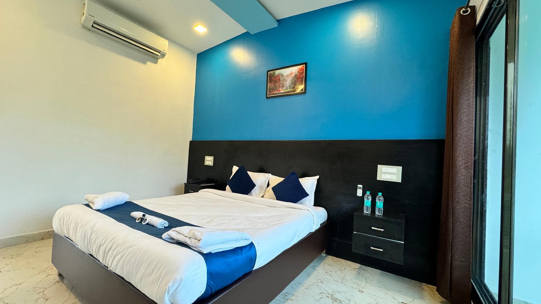 Premium Deluxe Pool Corner King Room