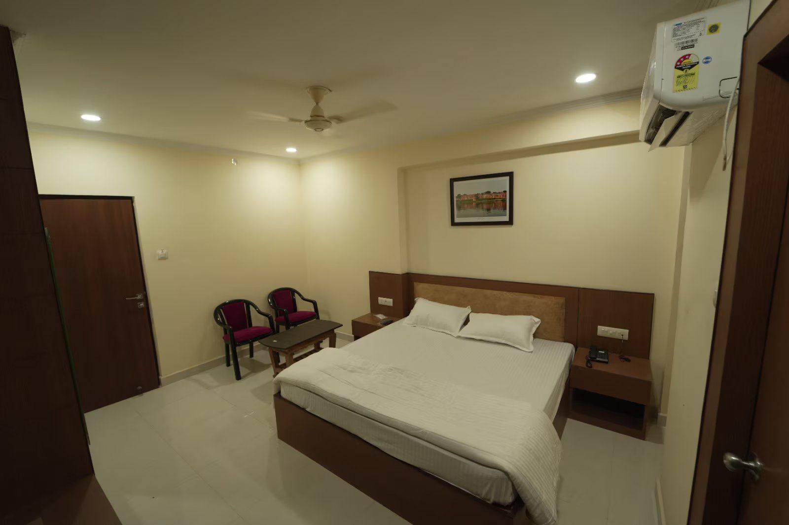 ICON PALACE INN DELUXE ROOM 3