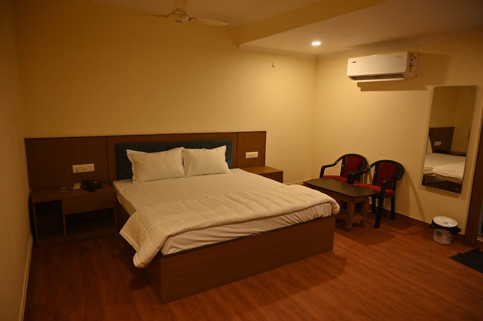 ICON PALACE INN DELUXE ROOM