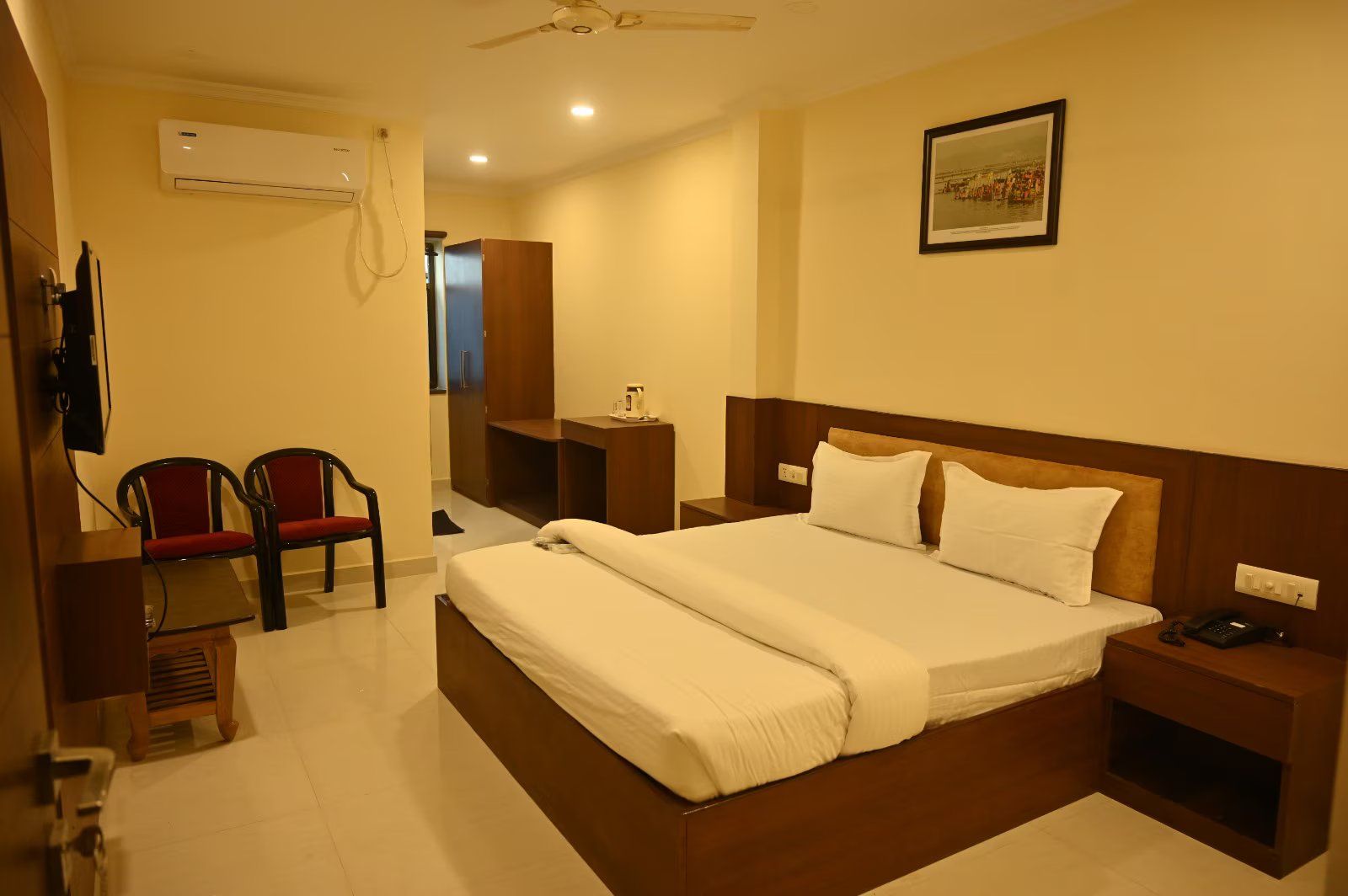 ICON PALACE INN DELUXE ROOM 2