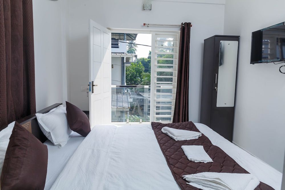 Guest West Inn Deluxe Double Room, 1 Double Bed, Courtyard View 11