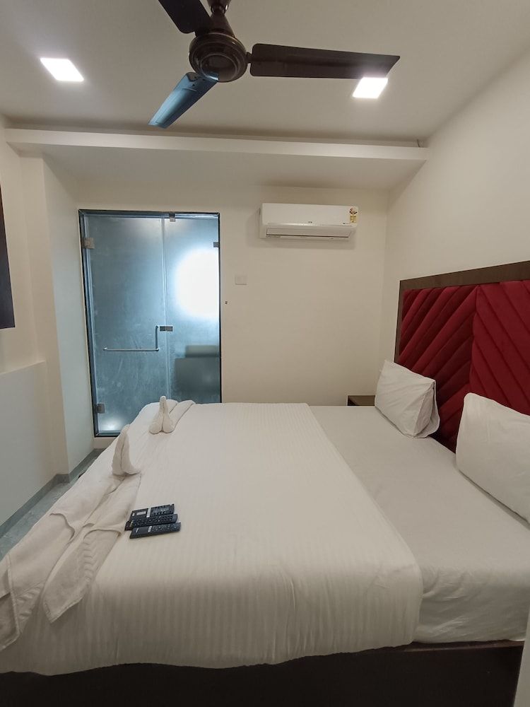 AR Residency Deluxe Double Room 6