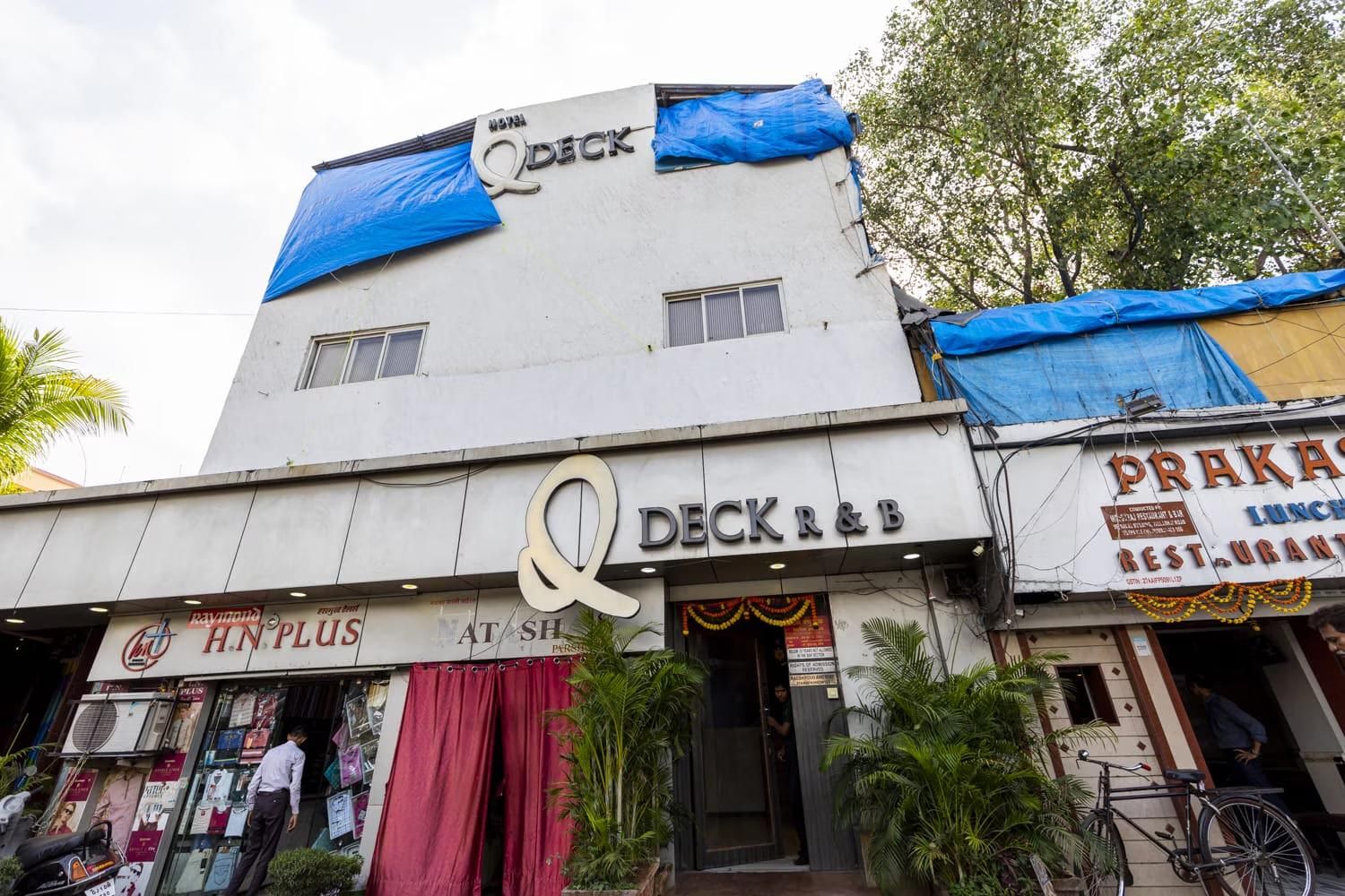 Hotel QDeck Rooms - At Vile Parle Railway Station West