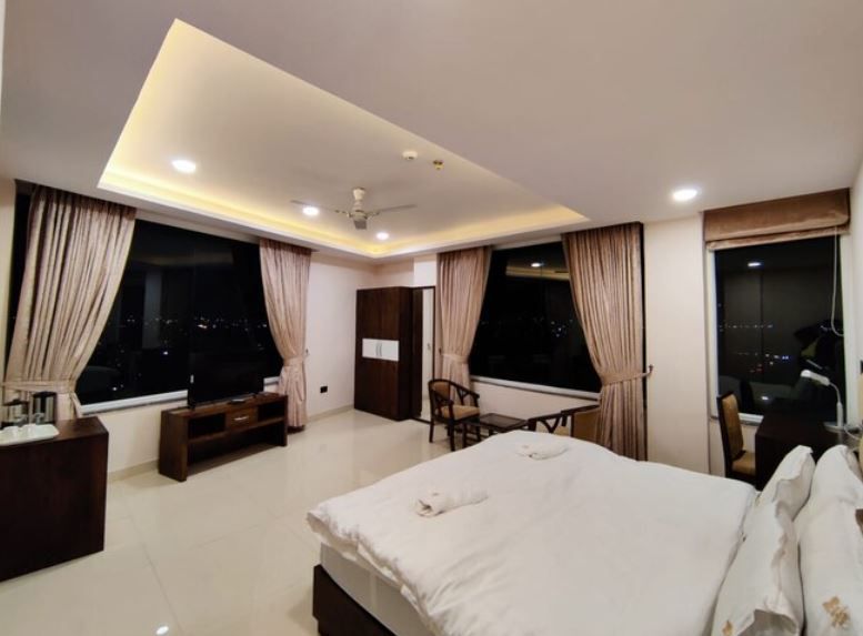 EXECUTIVE ROOM