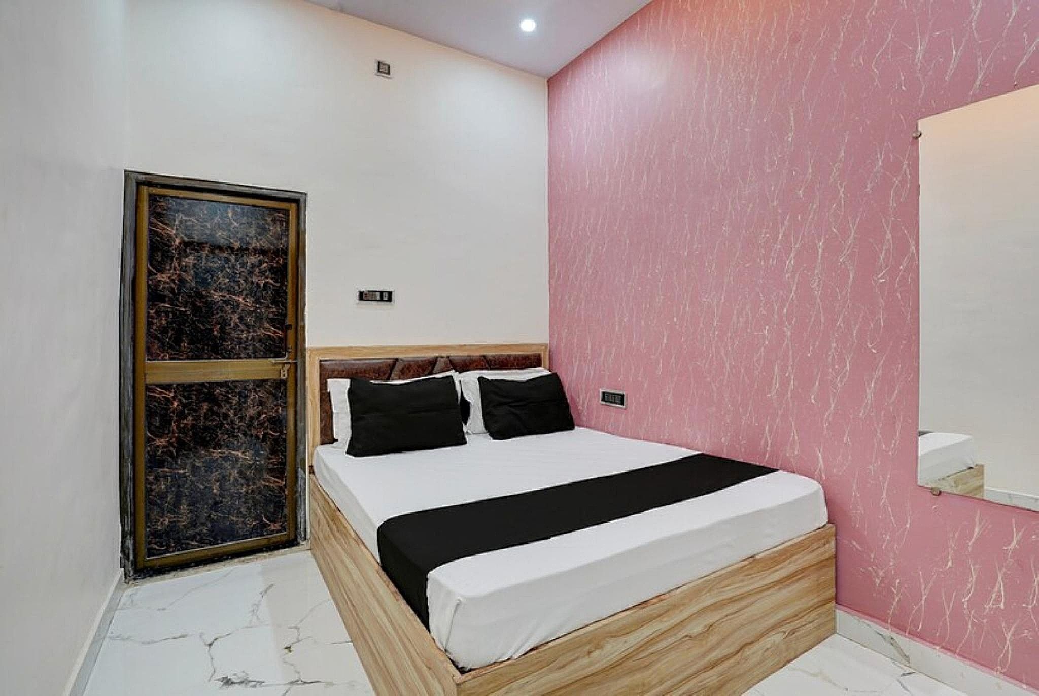 Goroomgo Vrrinda Residency Varanasi Deluxe Double Bedroom