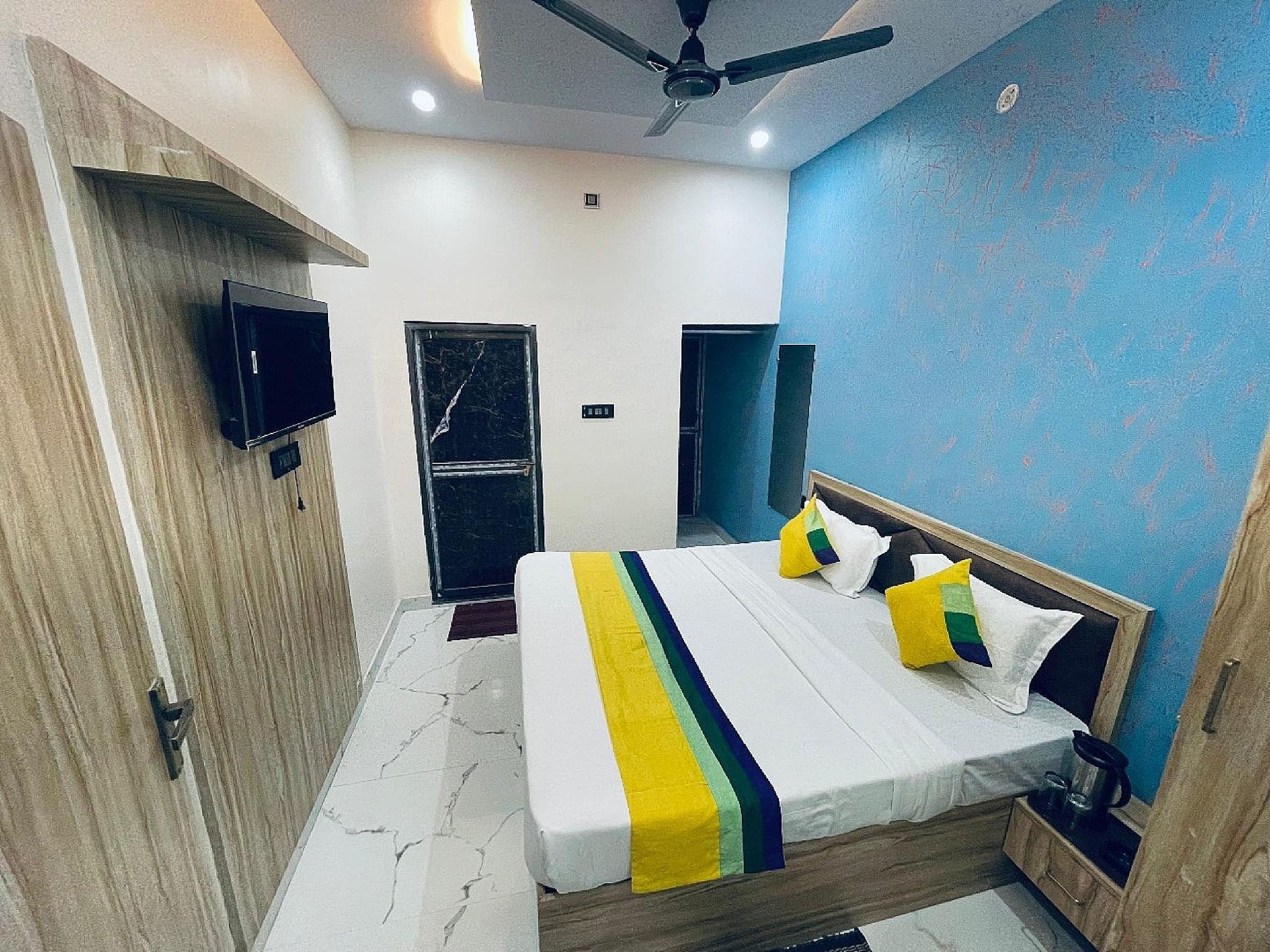 Goroomgo Vrrinda Residency Varanasi Deluxe Double Bedroom 2