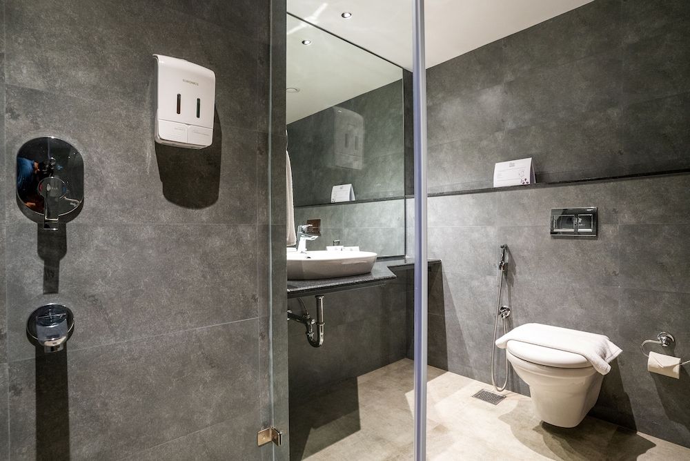 Lilac Hotel Guruvayur Family room 4