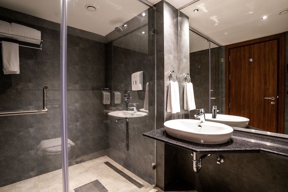 Lilac Hotel Guruvayur Family room 5