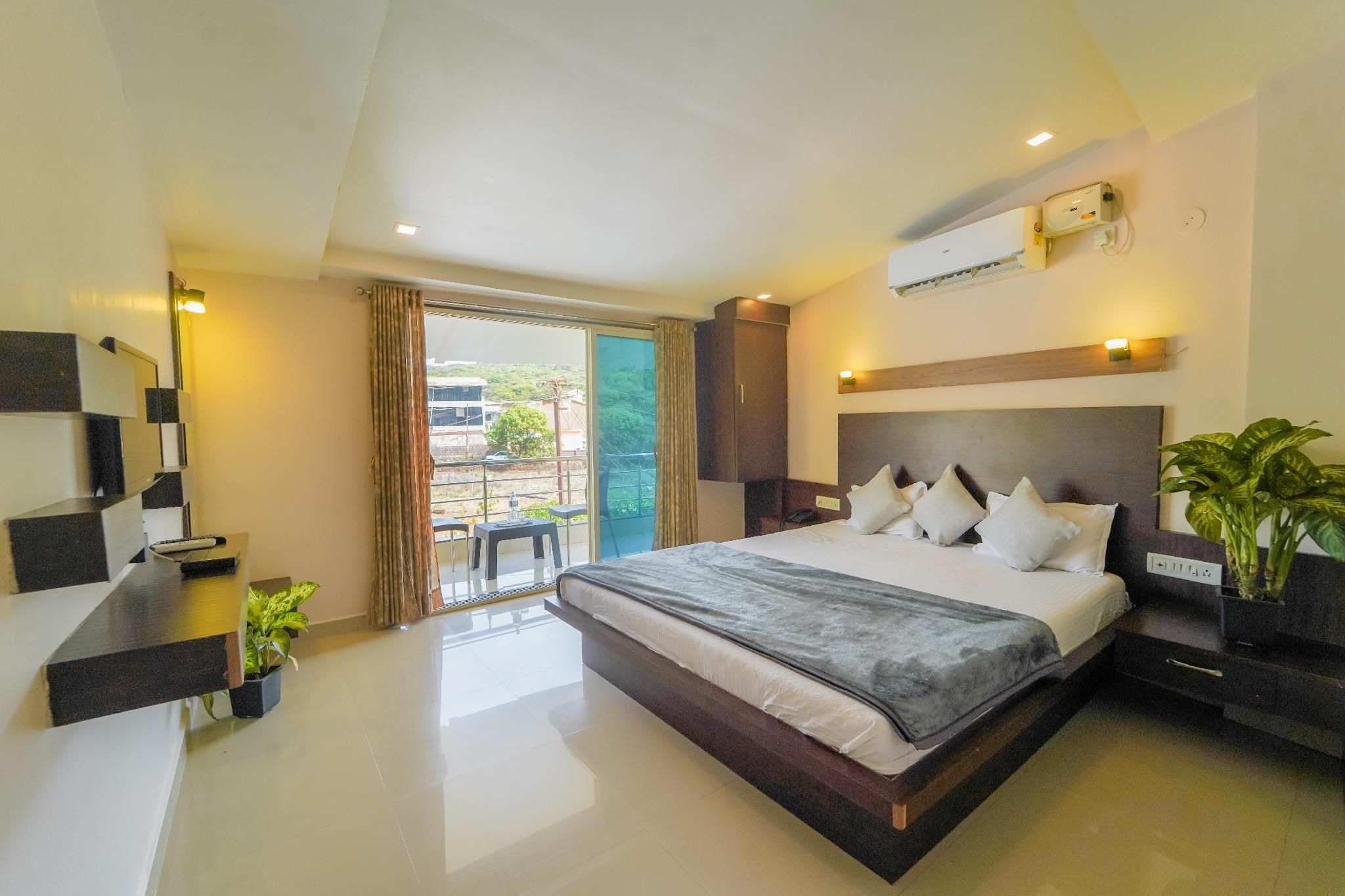Berry Fresh Stays Mahabaleshwar With Pool Deluxe Room 2