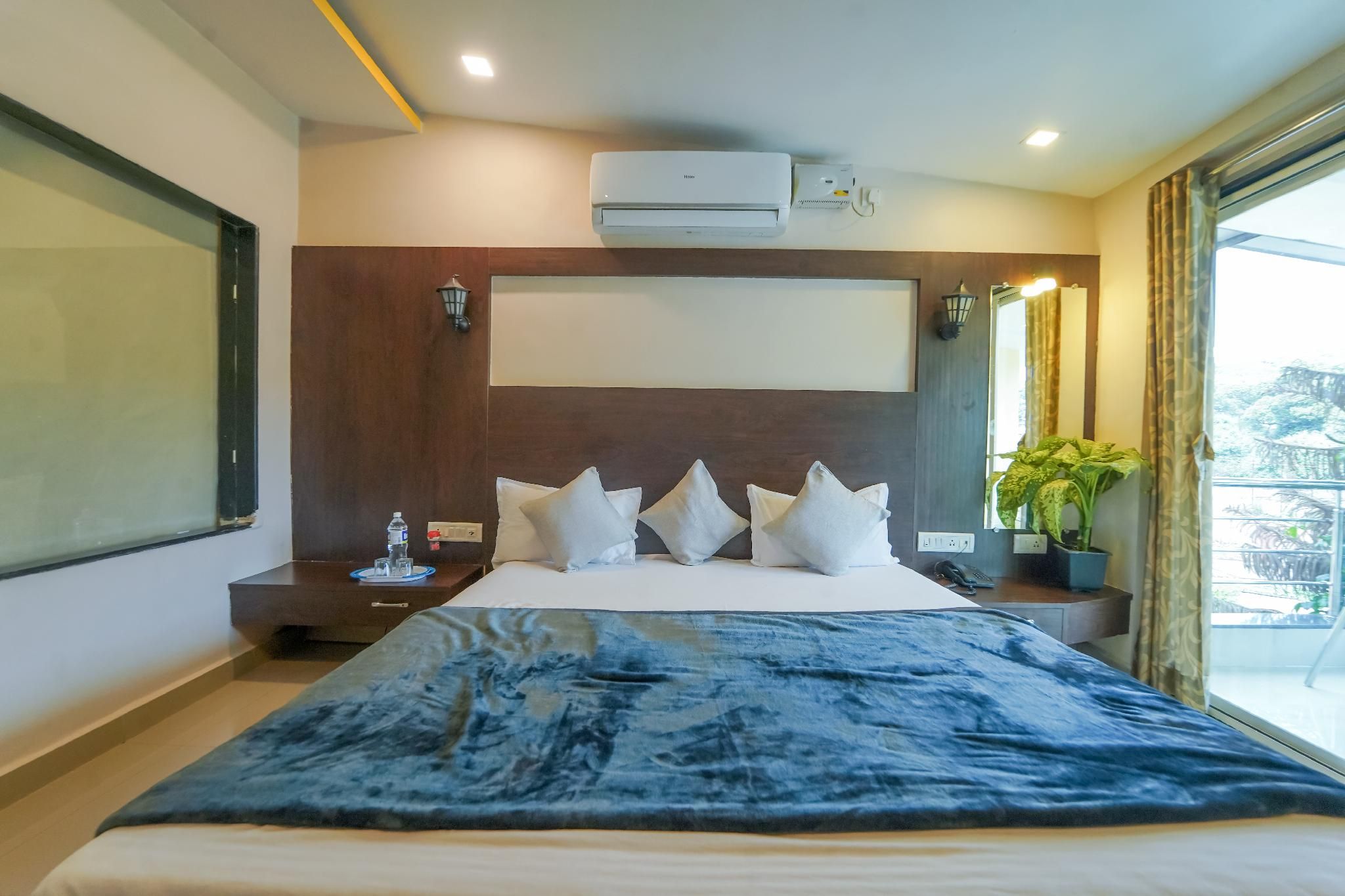 Berry Fresh Stays Mahabaleshwar With Pool Deluxe Room