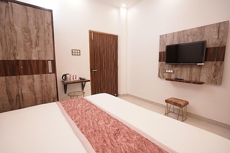 Oscar Grand Inn Deluxe room 10