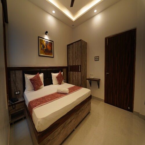 Oscar Grand Inn Deluxe room 6