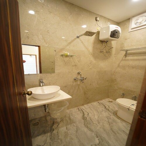 Oscar Grand Inn Deluxe room 8