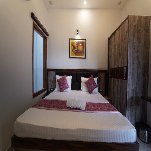 Oscar Grand Inn Deluxe room 4