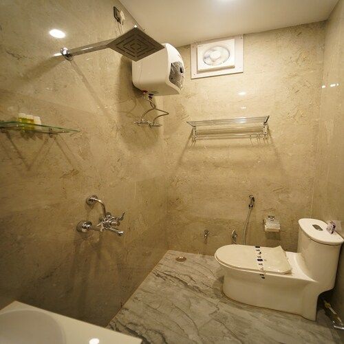 Oscar Grand Inn Deluxe room 9