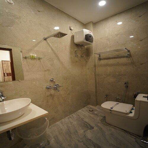 Oscar Grand Inn Deluxe room 7