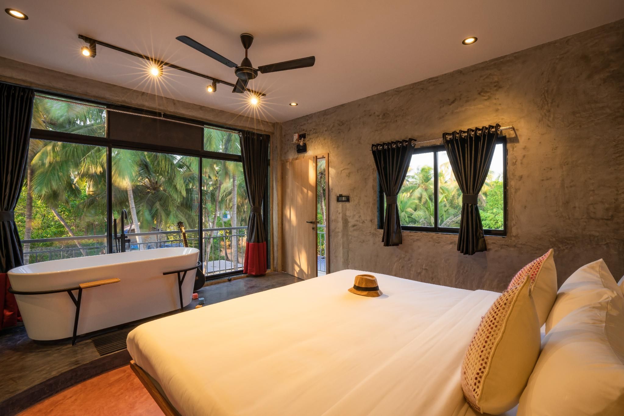 Zostel Goa (Morjim) Superior Deluxe Room with Bathtub and Air Conditioning