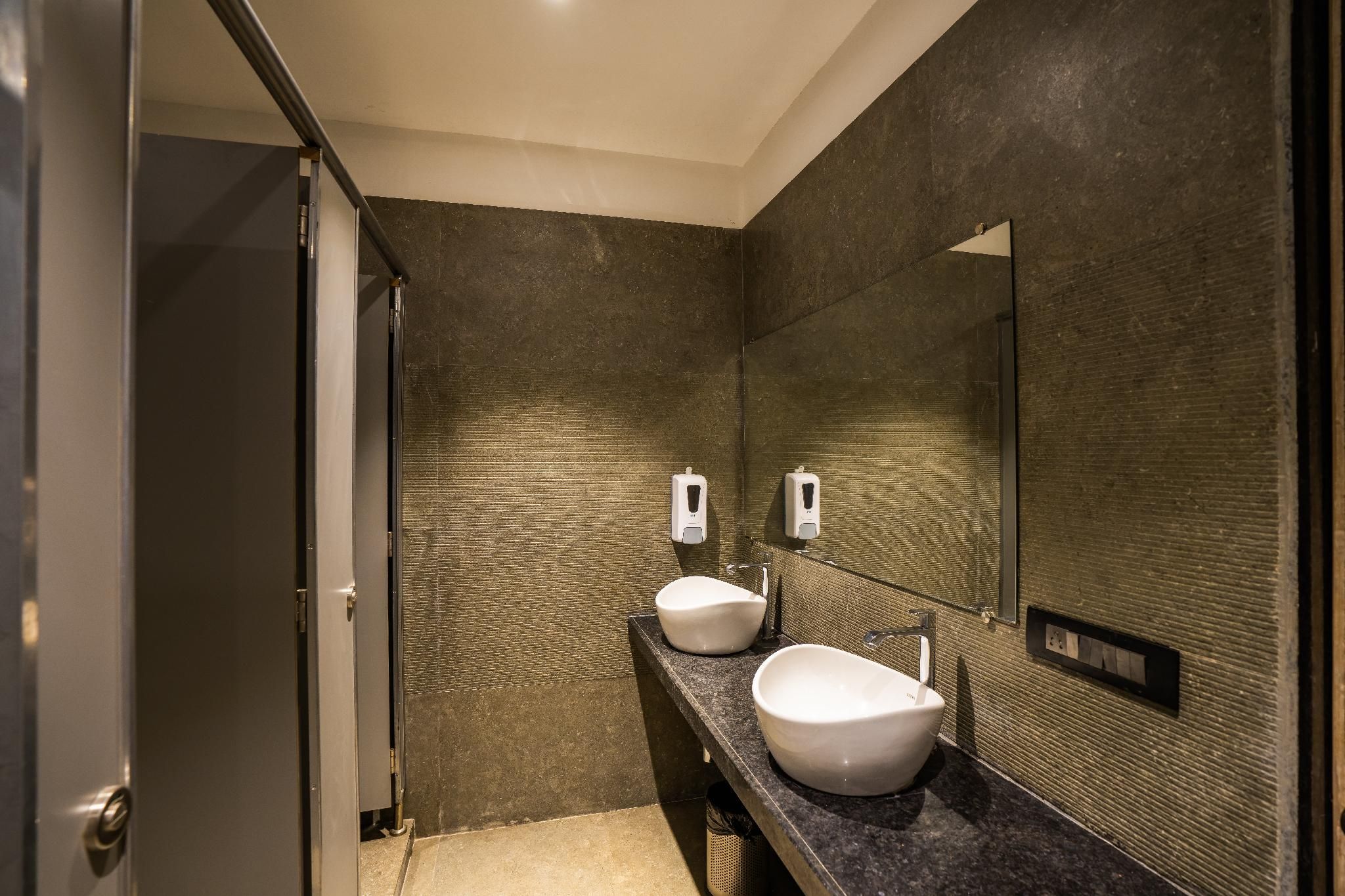 1 Person in 6-Bed Dormitory with Shared Bathroom and Air Conditioning - Mixed