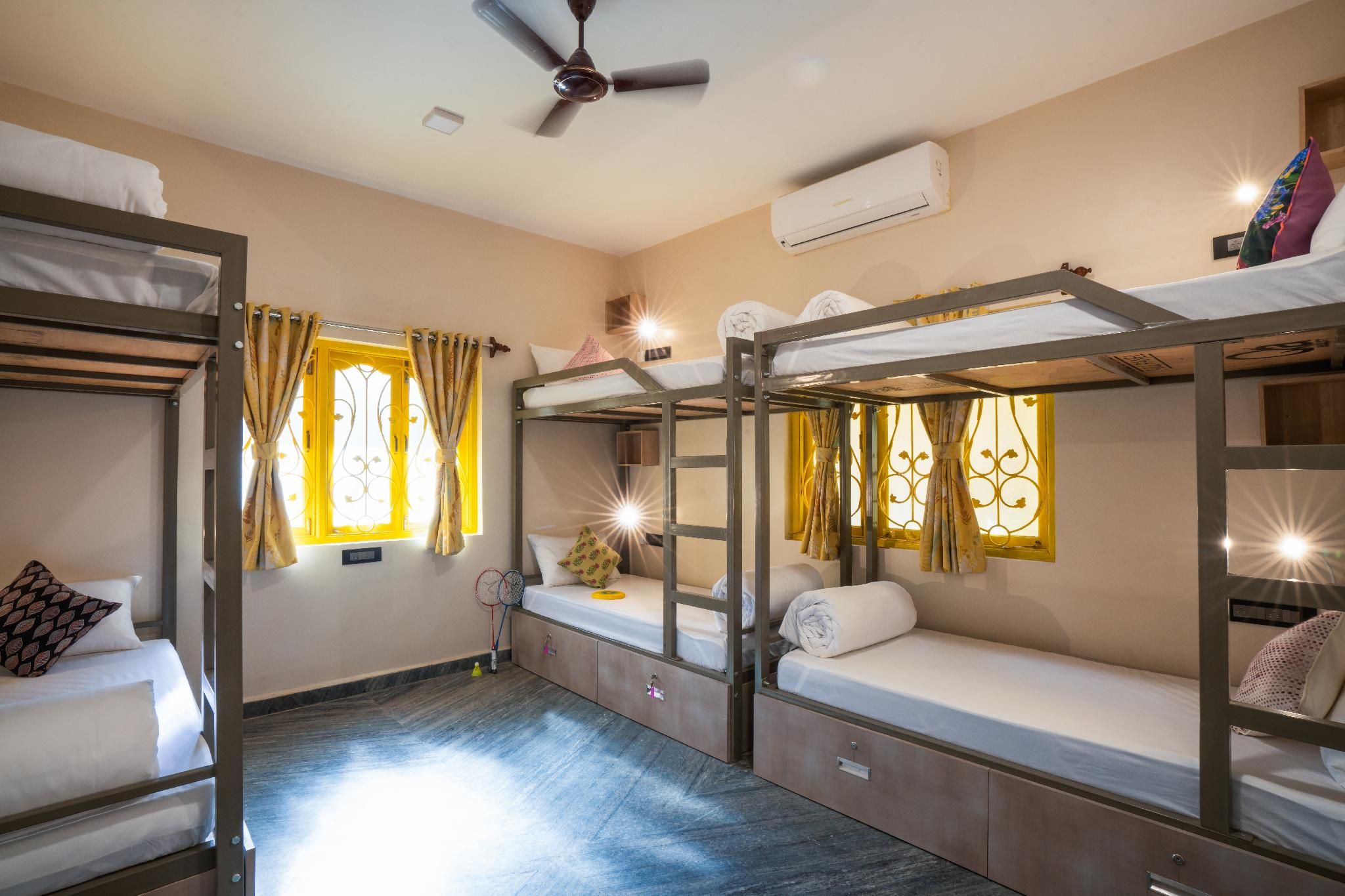 1 Person in 6-Bed Dormitory with Shared Bathroom and Air Conditioning - Mixed